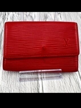 AUTHENTIC Louis Vuitton key holder. Previously owned. Color: Castilian r…